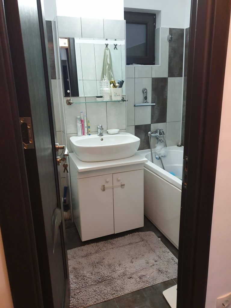 Vand apartament 2 camere semidecomandat Vaslui