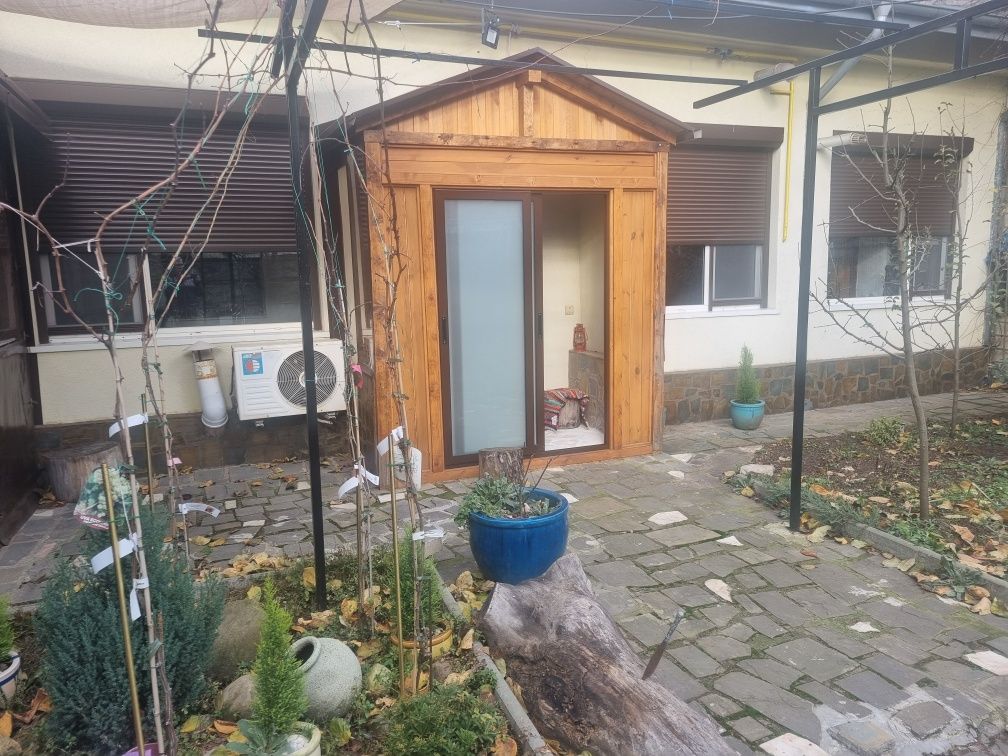 Inchiriez apartament la casa / curte Braila