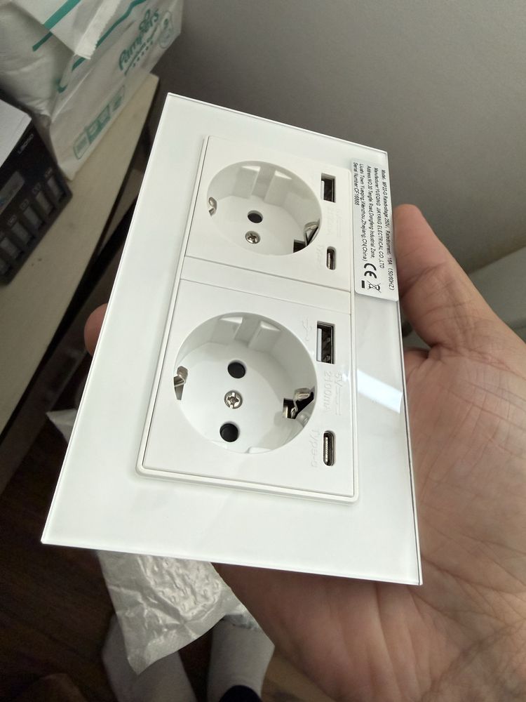 Priză/intr erupătoare din sticlă albă Brasov