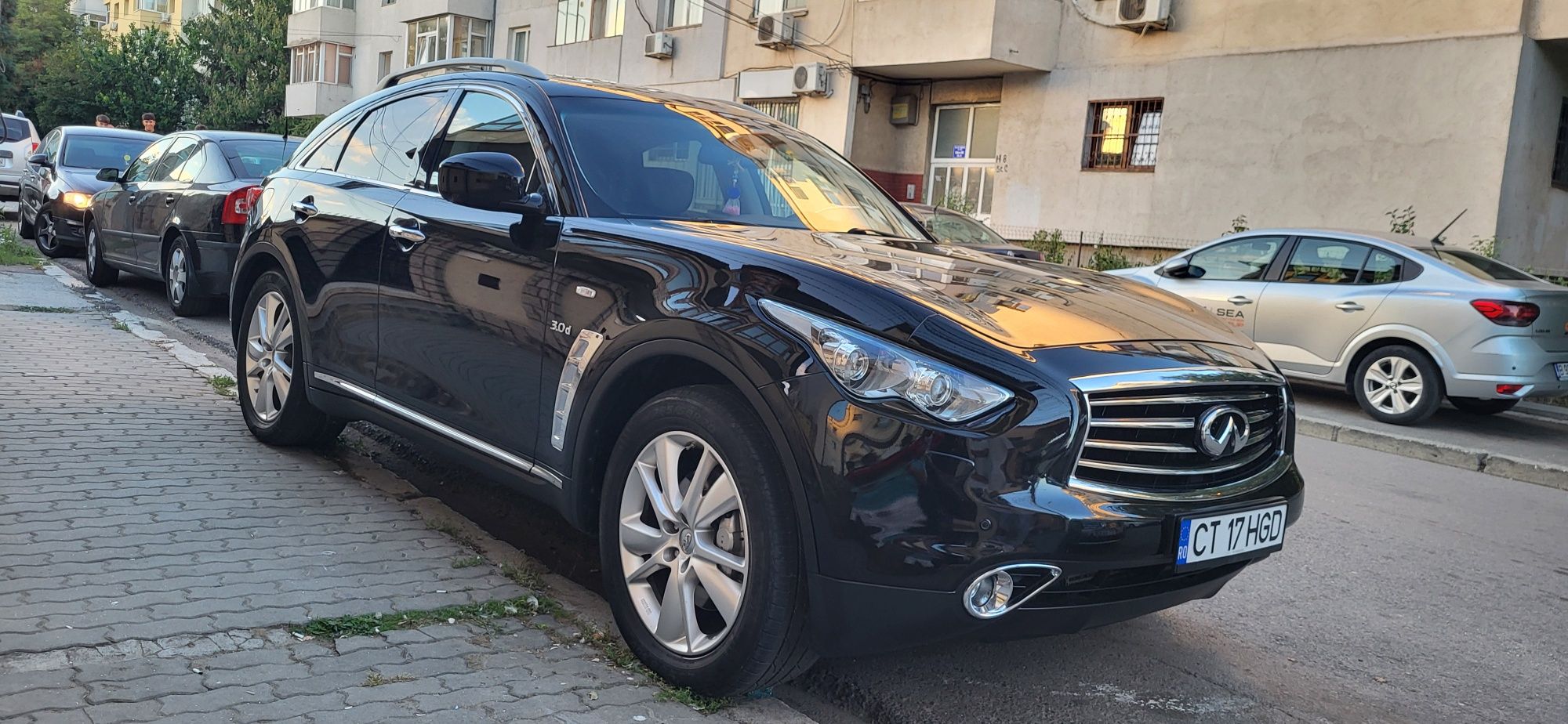 Vând sau schimb infiniti QX70 3.0 Diesel V6 un Proprietar full Opțiuni Cons