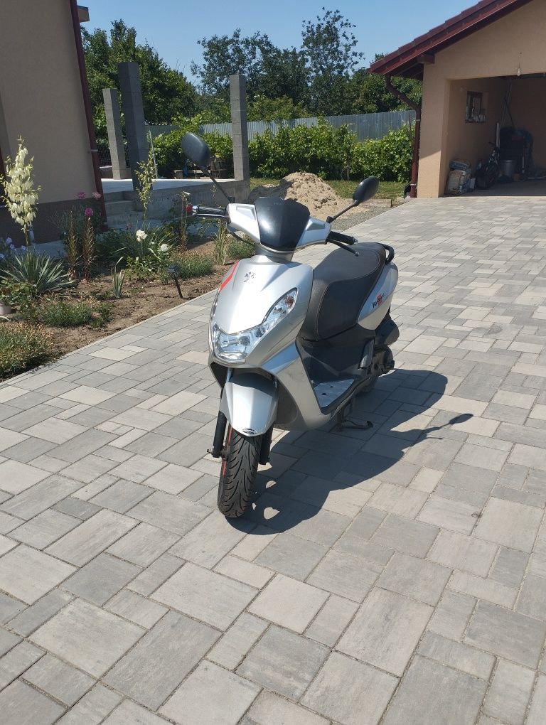 De vînzare skuter Peugeot an 2017 , adus din Germania cu acte!,49 cm. Arad